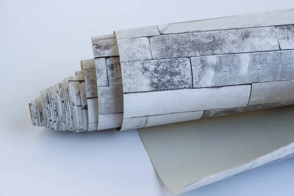 Duvar desenli lüks duvar kâğıdı beyaz zemin üzerinde kopya alanı ile yuvarlanmış.