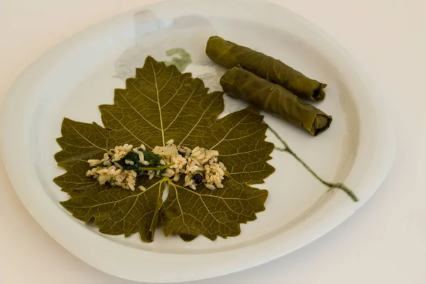 Wraps Valsning Våta Vinblad Vit Plåt Traditionell Turkiska Food Preparation — Stockfoto