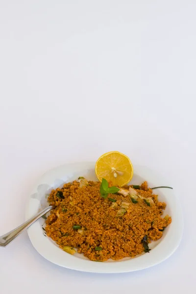 Kisir Turco Tradicional Bulgur Salada Prato Branco Com Fatia Limão — Fotografia de Stock