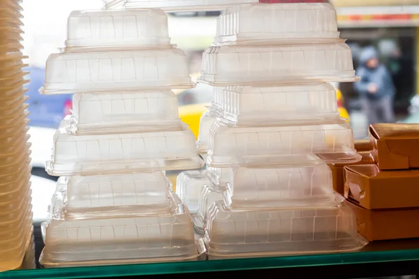 Kafeteryada şeffaf plastik paket yiyecek..