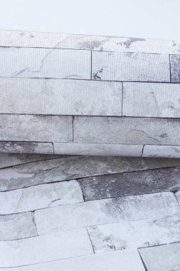 Duvar desenli lüks duvar kâğıdı beyaz zemin üzerinde kopya alanı ile yuvarlanmış.