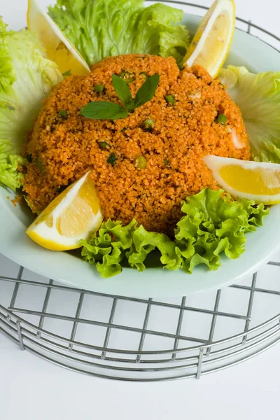 Traditionele Turkse Kisir Bulgur Salade Metalen Rooster Met Witte Achtergrond — Stockfoto