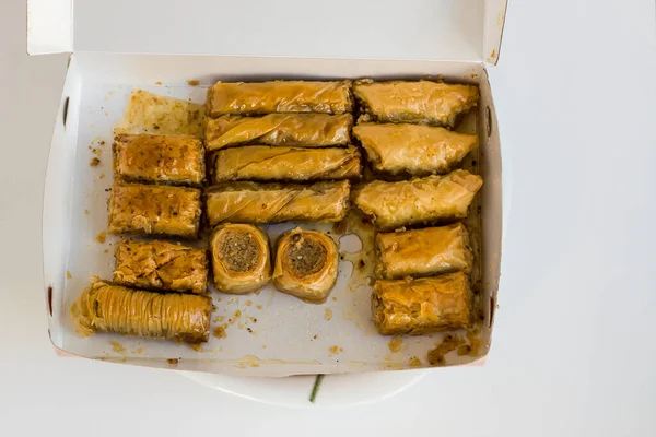 Geleneksel Türk Pastası Beyaz yüzey üzerindeki kutusunda Baklava Tatlısı, üst görünüm.