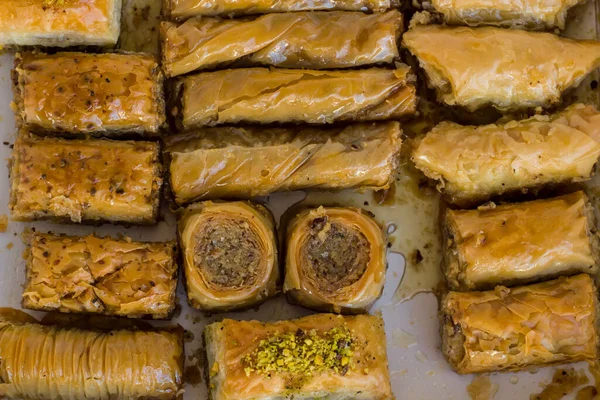 Traditionell Turkisk Bakelse Dessert Baklava Egen Låda Vit Yta Ovanifrån — Stockfoto