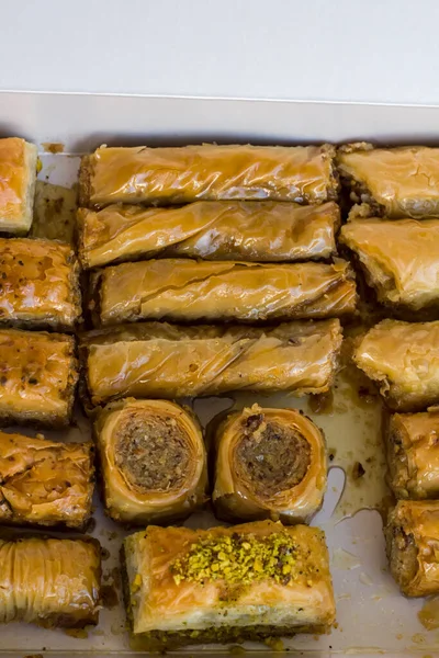 Традиционный Турецкий Десерт Baklava Собственной Коробке Белой Поверхности Вид Сверху — стоковое фото