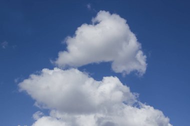 Mavi gökyüzünde beyaz bulutlar, arka plan, konsept.