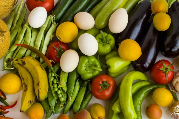Taze sebzeler, meyveler ve organik beyaz yumurta arka plan, üst manzara, düz düzen..
