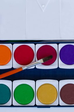 Fırça ile renkli suluboya seti arka plan, üst görünüm