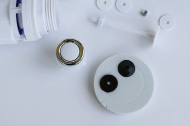 Dolap floş bastırılmış rezervuar iç set beyaz zemin, üst görünüm.