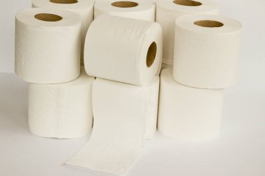 Temiz tuvalet kağıdı yığını beyaz arka planda. Kapatın.