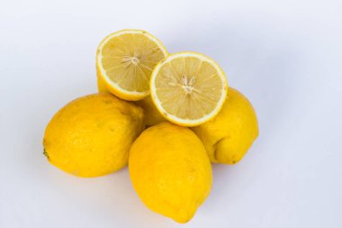 Olgun ve taze limon beyaz üzerine kopyalama alanı. Biri dilimlenmiş..