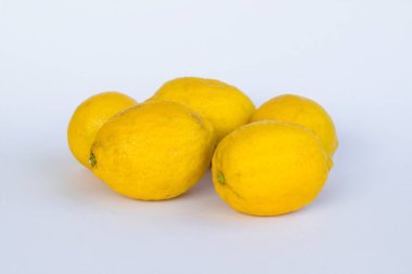 Olgun ve taze limon beyaz üzerine kopyalama alanı ile.