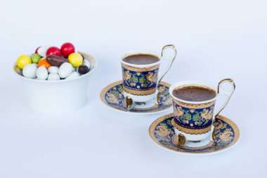 Geleneksel Türk Renkli Badem Şekerleri ve beyaz üzerine fotokopi alanı olan kahve.