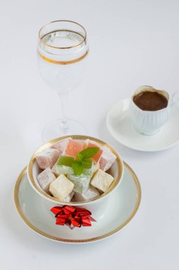 Türk kahveleriyle beyaz arka planda geleneksel Türk Lokumu. Şeker Festivali