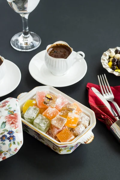 Traditioneller Türkischer Kaffee Und Köstliche Köstlichkeiten Auf Schwarzem Hintergrund Draufsicht — Stockfoto