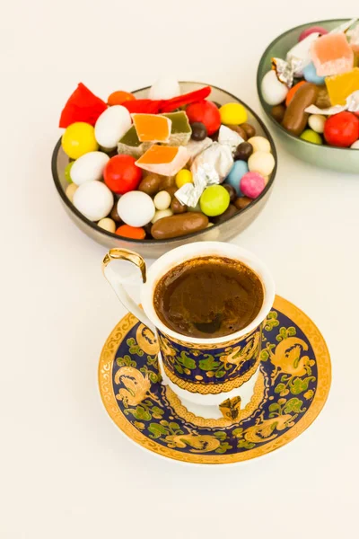 Tradiční Turecké Barevné Cukroví Potěšení Bílém Kávou — Stock fotografie