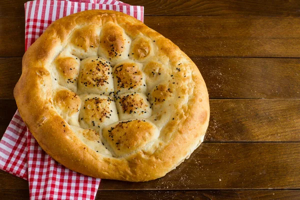 Geleneksel Türk Ramazan Ekmeği, ahşap masada 