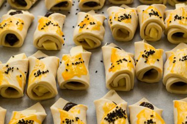 Zeytin peynirli puf böreği, nigella tohumu ve yumurta pişmeye hazır.