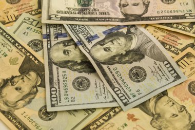 Diğer banknotlarda iki yüz Amerikan Doları.