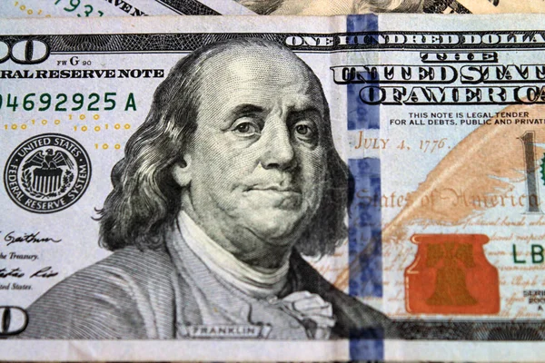 Beyaz üzerine 100 Amerikan Doları, kesintiye uğramış