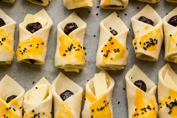 Zeytin peynirli puf böreği, nigella tohumu ve yumurta pişmeye hazır.