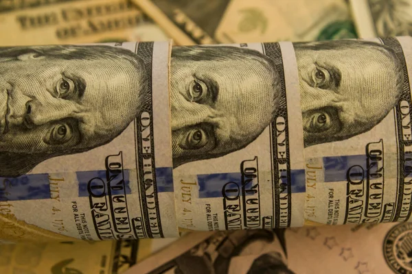 Yuvarlanan ABD Doları Banknotları. Kapatın..