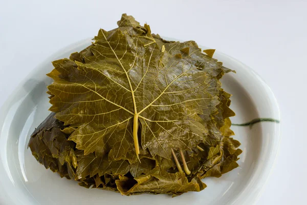 Enveloppements Roulage Feuilles Raisin Mouillées Dans Une Assiette Blanche Préparation Images De Stock Libres De Droits