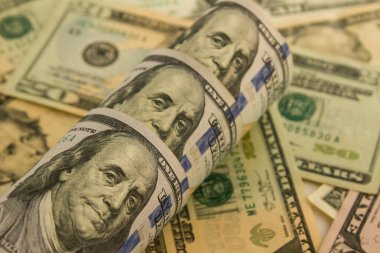 Yuvarlanan ABD Doları Banknotları. Kapatın..