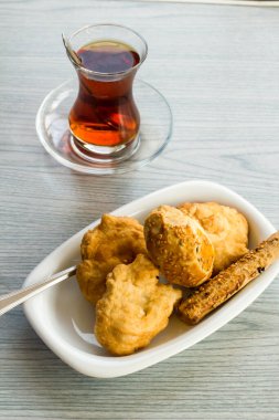 Geleneksel Türk Kızarmış Hamuru mavi ahşap masada çay ile