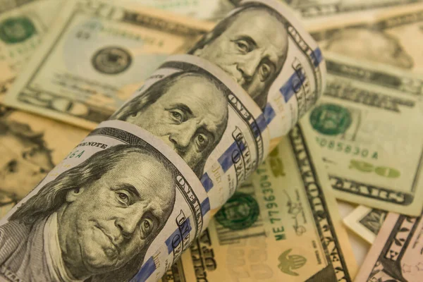 Yuvarlanan ABD Doları Banknotları. Kapatın..