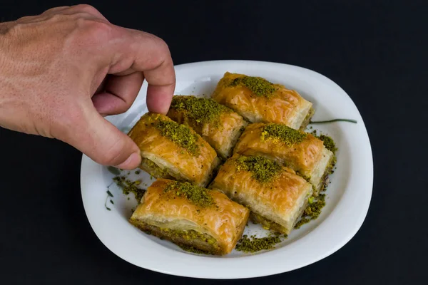 Παραδοσιακό Τούρκικο Ζαχαροπλαστείο Dessert Φιστίκι Μπακλάβα Πιάτο Μαύρη Επιφάνεια Αντιγραφικό — Φωτογραφία Αρχείου
