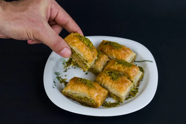 传统的土耳其糕点 Pistachio Baklava在带有复制空间的黑色面板上 — 图库照片