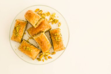 Geleneksel Türk Pastası Tatlısı ve Pistachio Baklava beyaz yüzeyde fotokopi alanı ile tabakta.