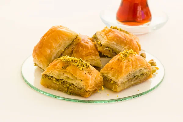 Παραδοσιακό Τούρκικο Ζαχαροπλαστείο Dessert Φιστίκι Μπακλάβα Πιάτο Λευκή Επιφάνεια Αντιγραφικό — Φωτογραφία Αρχείου