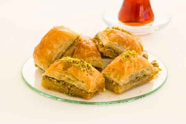 Традиційне Турецьке Печиво Dessert Pistachio Baklava Plate White Surface Copy — стокове фото