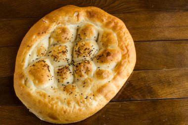 Geleneksel Türk Ramazan Ekmeği, ahşap masada 