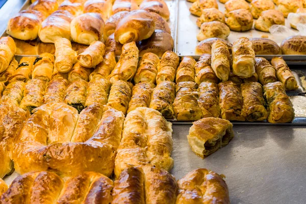 Türk Pasta Dükkanı 'nın çeşitli hamur işlerinden köfteler kapanıyor