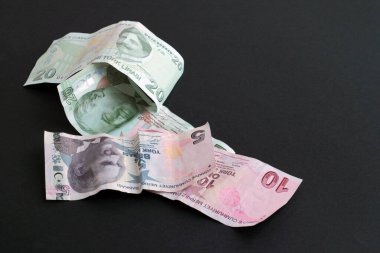 Siyah yüzey üzerinde kopyalama alanı olan 55 Türk lirası.