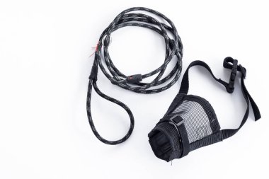 Siyah renkli köpek tasması ve beyaz arka planda köpek ağzı..