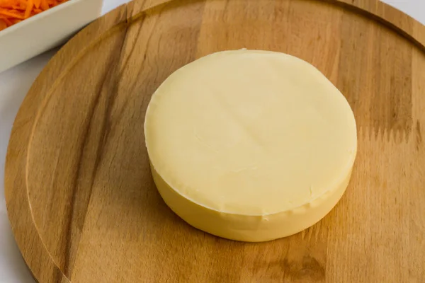 Fromage Cheddar Rond Entier Non Coupé Sur Plateau Bois — Photo