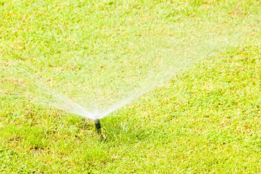Bahçe otomatik sulama sistemi, çimenleri sulama, kapatın..
