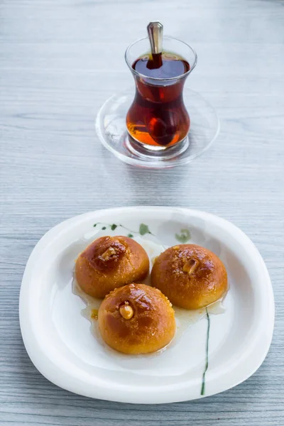 Traditionell Turkisk Bakad Bakverk Sekerpare Med Bestick Inställd Träbordet Ramadan — Stockfoto