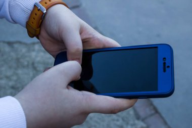 Boş Ekran ile Bir Adamın Elini Tutan Cep Telefonu 'nu Kapat.