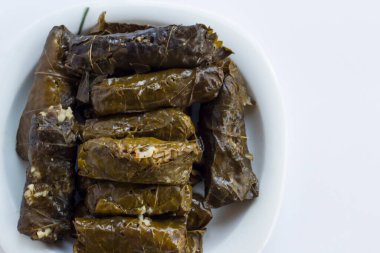 Geleneksel Türk yemekleri ıslak asma, üzüm yaprakları tabakta yuvarlandı. Yenmeye hazır..