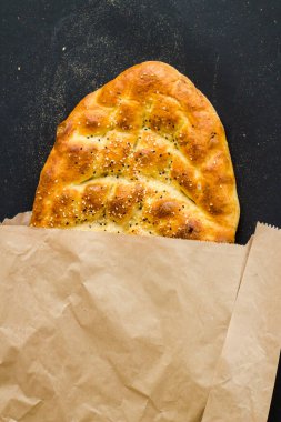 Siyah üzerine fotokopi alanı ile birlikte taze Ramazan Ekmeği.