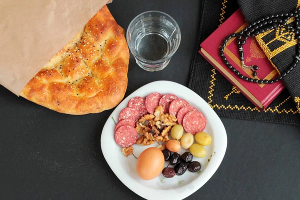 Čerstvé Ramadán Chléb Iftar Talíř Olivami Vejce Ořechy Klobása Černém — Stock fotografie