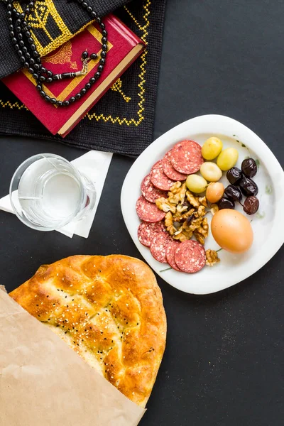 Čerstvé Ramadán Chléb Iftar Talíř Olivami Vejce Ořechy Klobása Černém — Stock fotografie