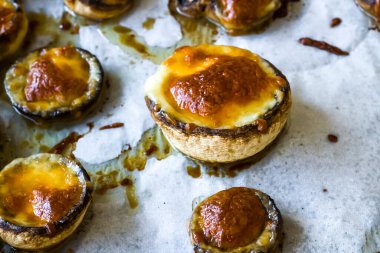 Tereyağı ve çedar mantarıyla pişirilmiş.