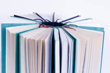 Kopya alanı olan, beyaz arkaplanda yuvarlak şekilli sert kapak kitapları