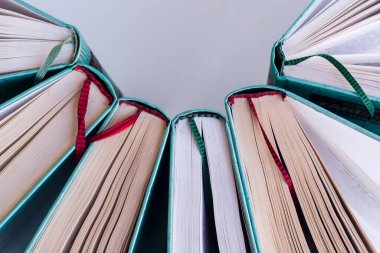 İplik ayırıcıları ile beyaz üzerine sert kapak kitapları, üst görünüm